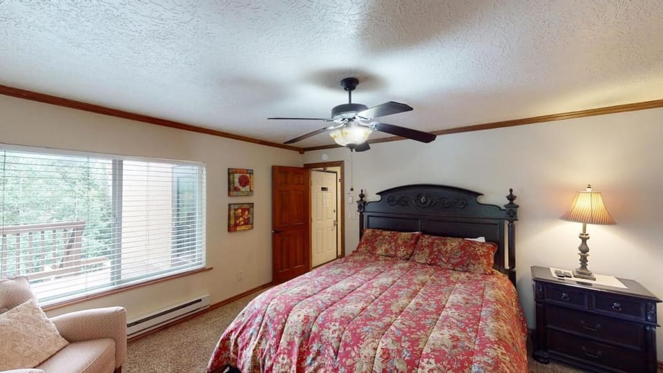 Royal King Suite Pool-Spa Ski-in out Gym, Sauna, Laundry, BBQ Apartment in Brian Head