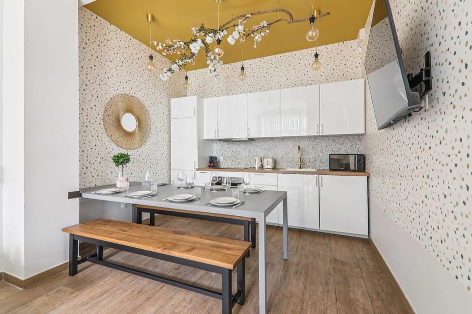 Coffee/tea facilities, Kitchen or kitchenette, Dining area, stove, toaster