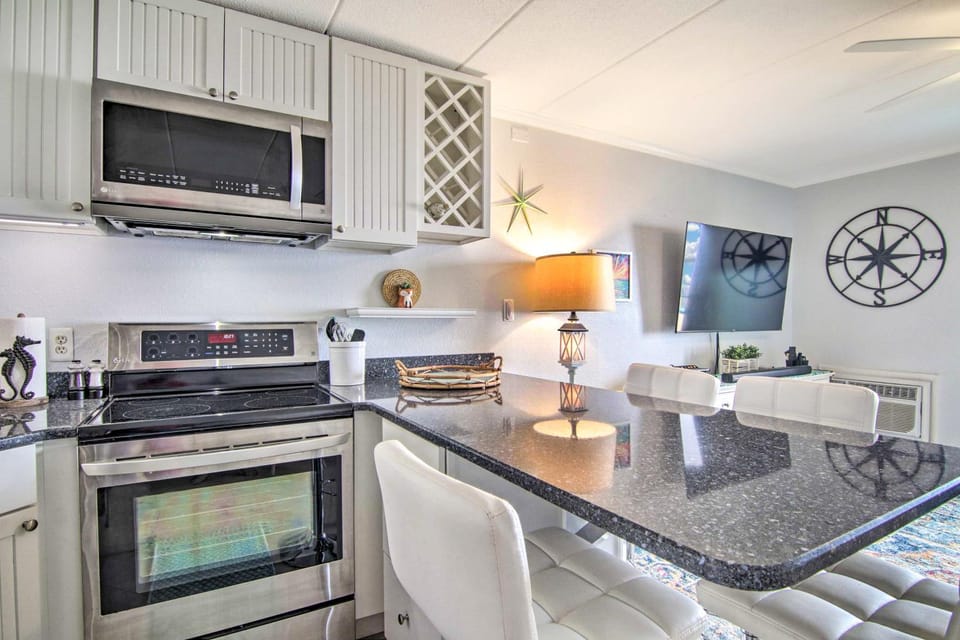 Kitchen or kitchenette, Dining area, dishwasher, oven, stove, toaster