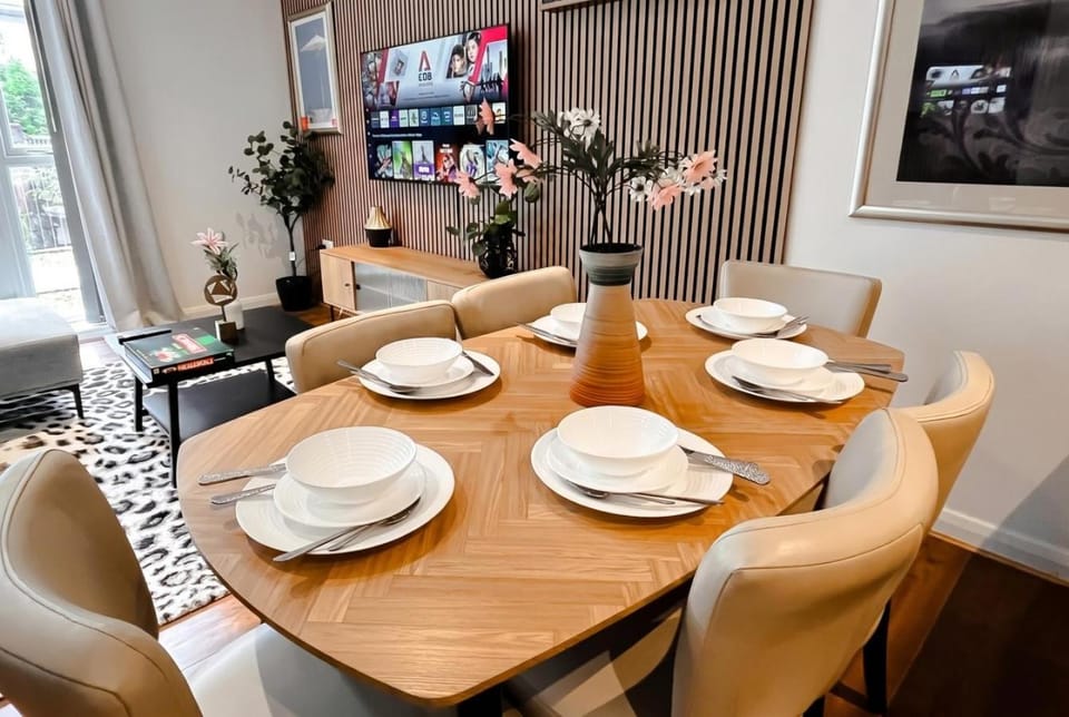 Communal lounge/ TV room, Living room, Seating area, Dining area