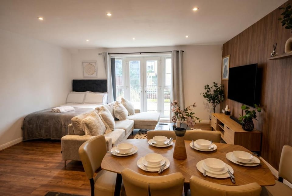 Bed, Dining area, Bedroom, towels