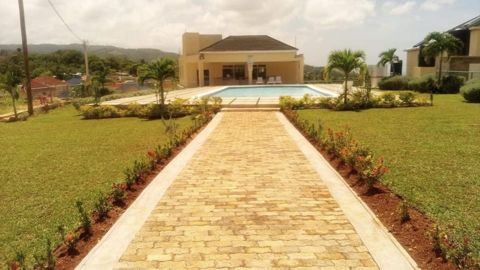 Cozy Home at Lancewood Meadows with pool access House in Ocho Rios