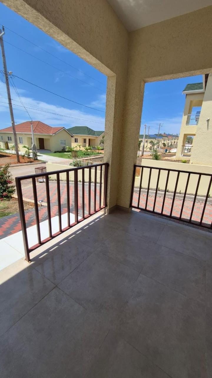 Cozy Home at Lancewood Meadows with pool access House in Ocho Rios