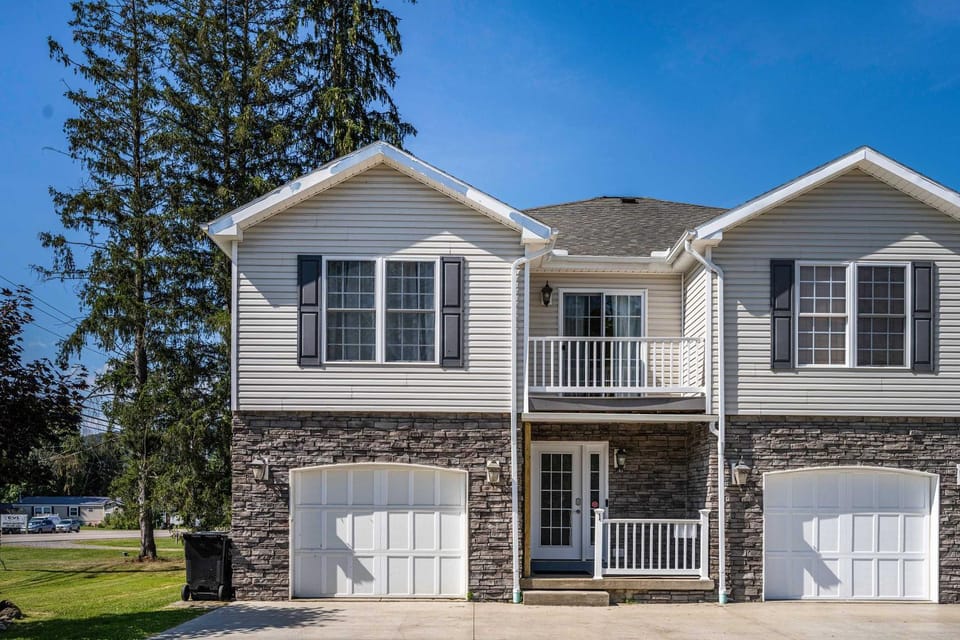 Family Friendly Spacious 4BR Townhome Hot Tub less than 1 mile to town House in Cattaraugus