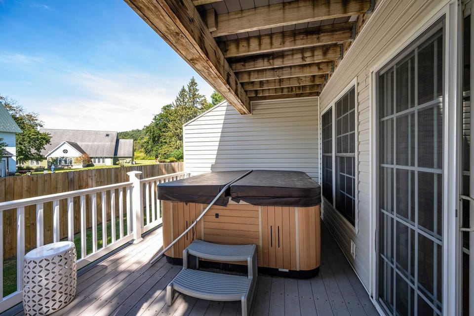 Family Friendly Spacious 4BR Townhome Hot Tub less than 1 mile to town House in Cattaraugus