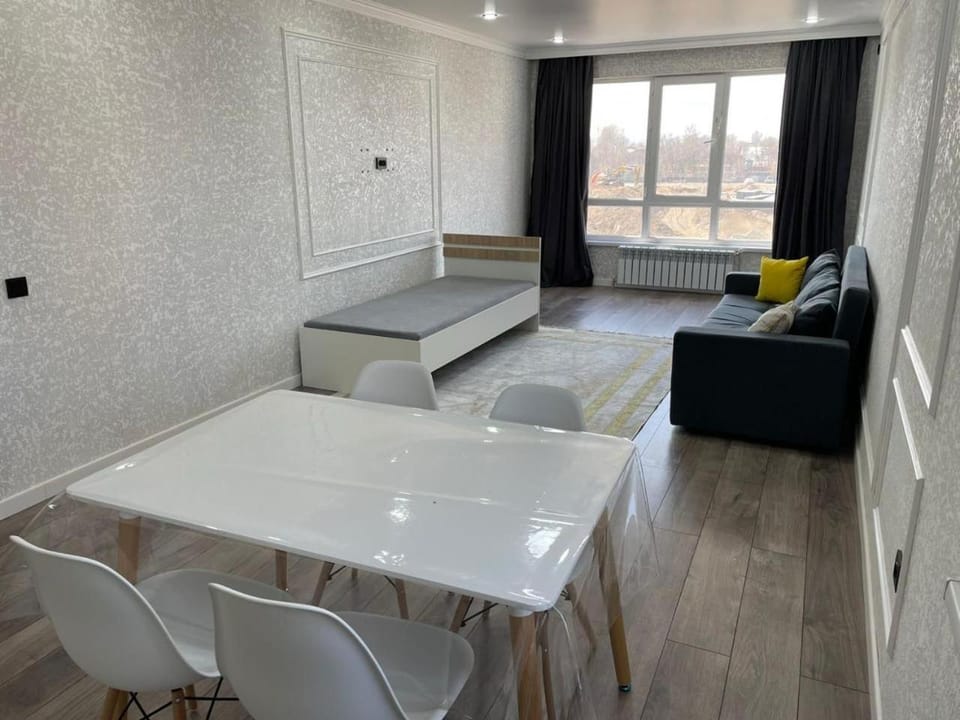 Bed, Living room, Photo of the whole room, Seating area, Dining area