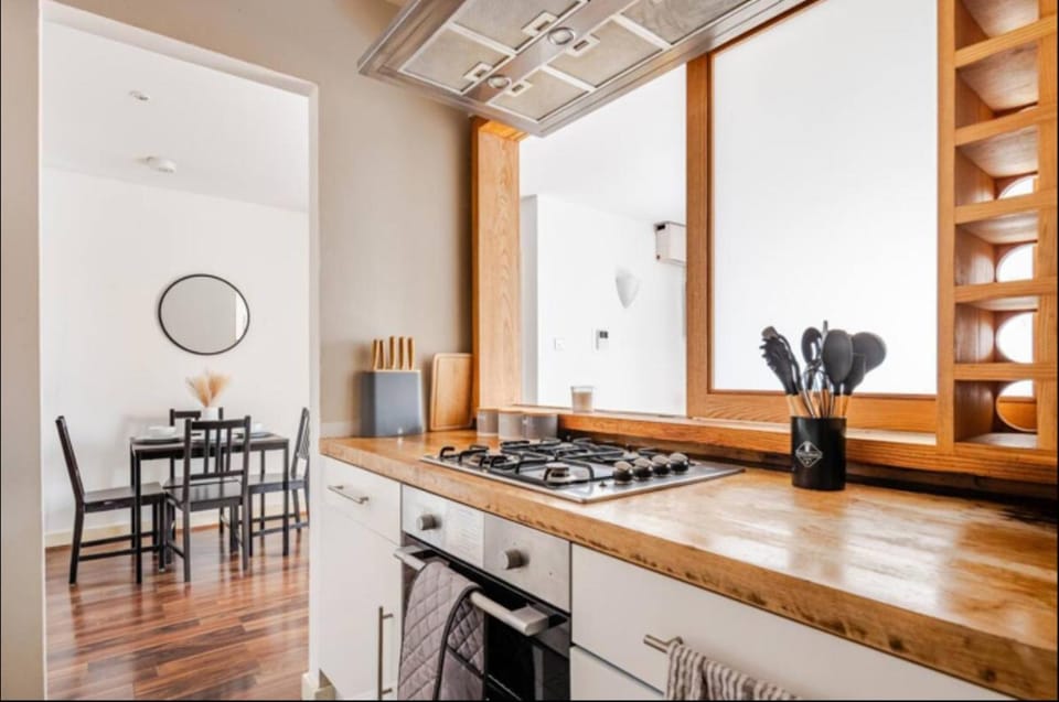 Kitchen or kitchenette, Dining area, stove