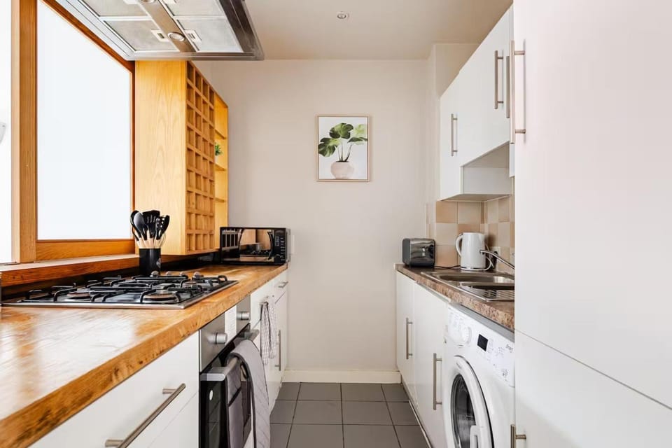 Coffee/tea facilities, Kitchen or kitchenette, oven, stove, toaster, washing machine, dryer