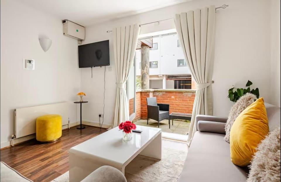 Communal lounge/ TV room, TV and multimedia, Living room, Photo of the whole room, Seating area, Evening entertainment
