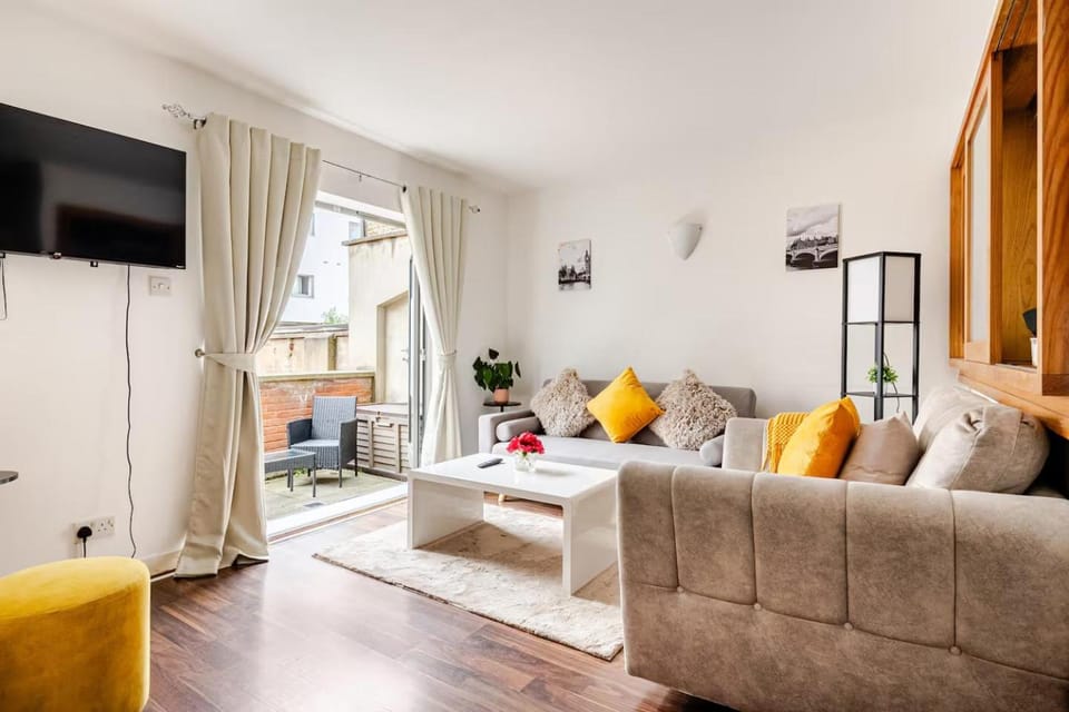 Communal lounge/ TV room, TV and multimedia, Living room, Seating area, Evening entertainment