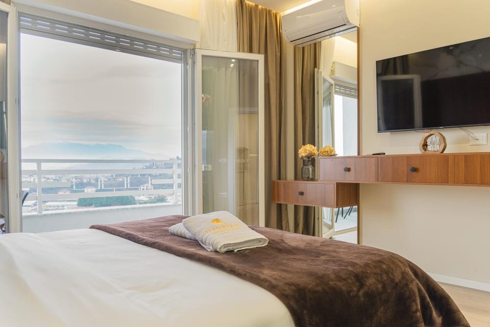 Bed, TV and multimedia, Photo of the whole room, Bedroom, towels