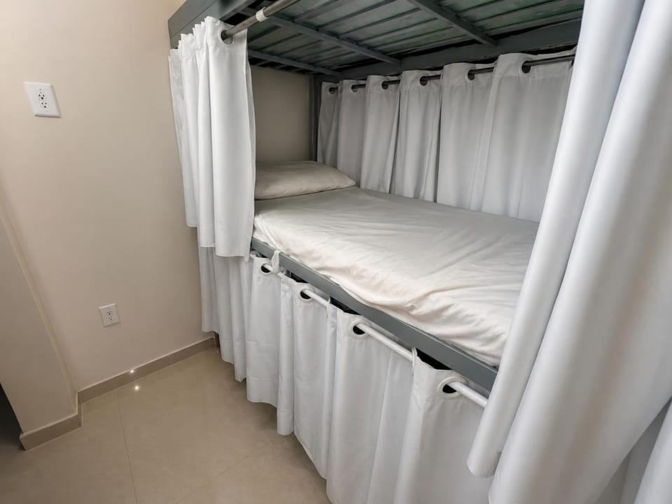3 min da Praia de Copacabana - Apartamento compartilhado AV Hostel in Rio de Janeiro