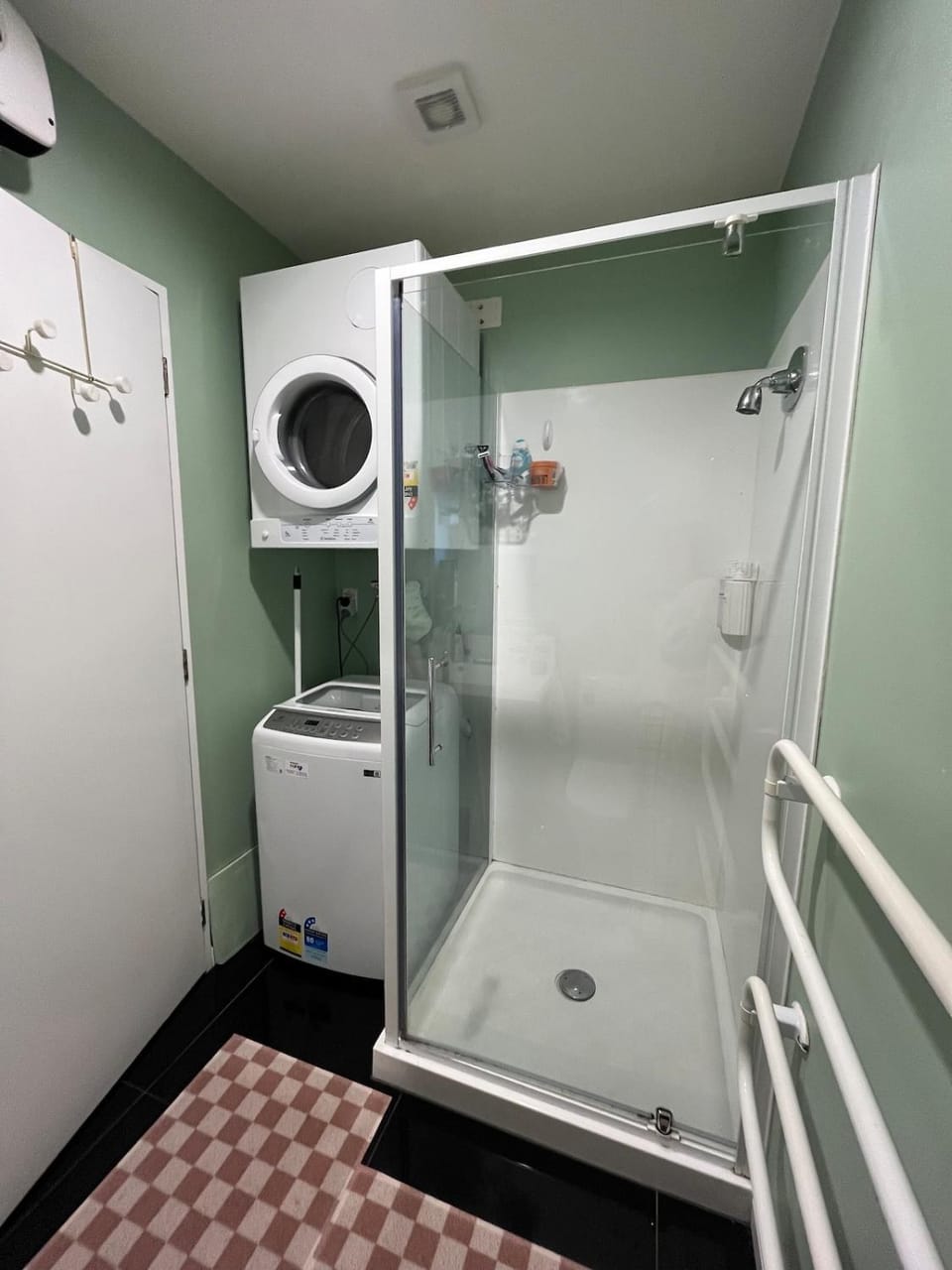 Shower, Bathroom, Kitchen or kitchenette, washing machine, dryer