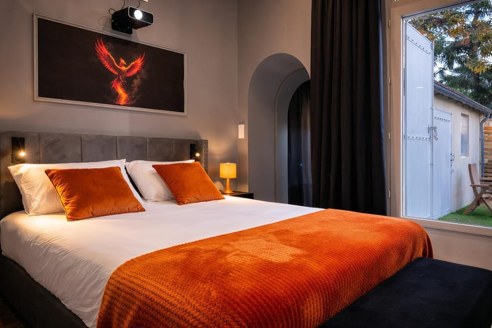 Patio, Bed, TV and multimedia, Photo of the whole room, Bedroom, fireplace, heating