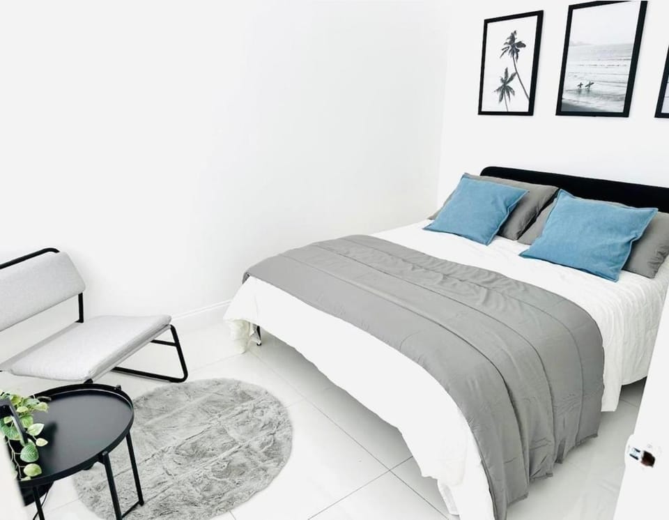 Palm Breeze Getaway Villa in Hollywood