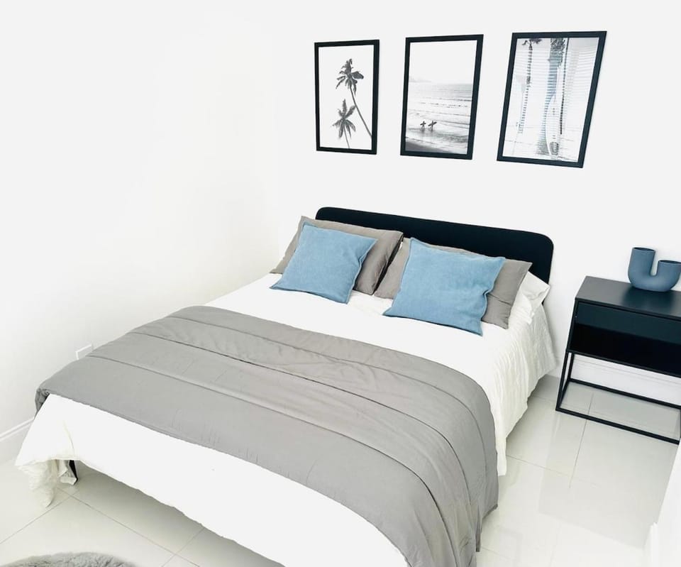 Palm Breeze Getaway Villa in Hollywood