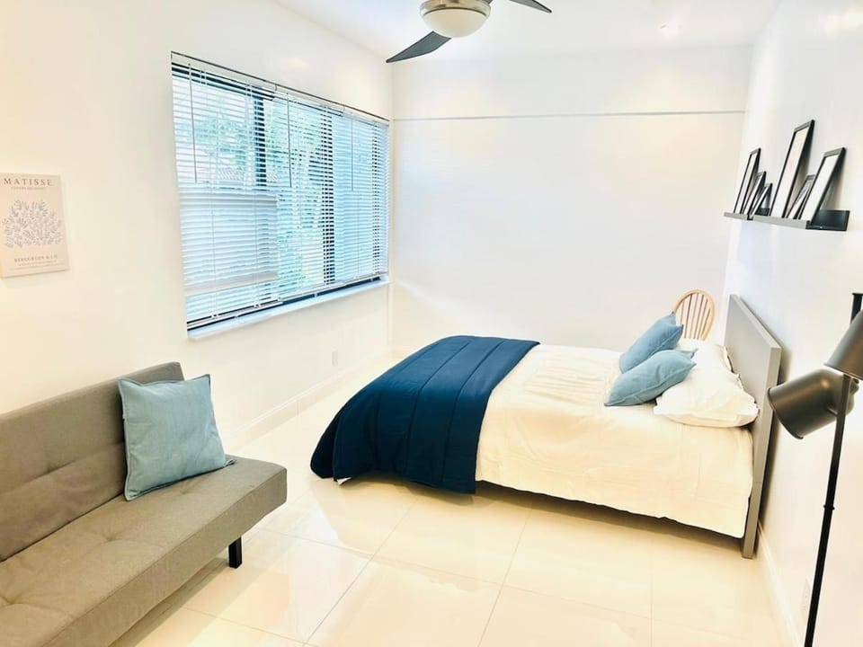 Palm Breeze Getaway Villa in Hollywood