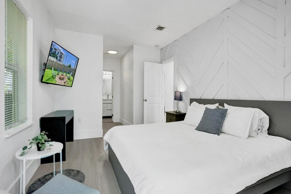 Palm Breeze Retreat Villa in Hollywood