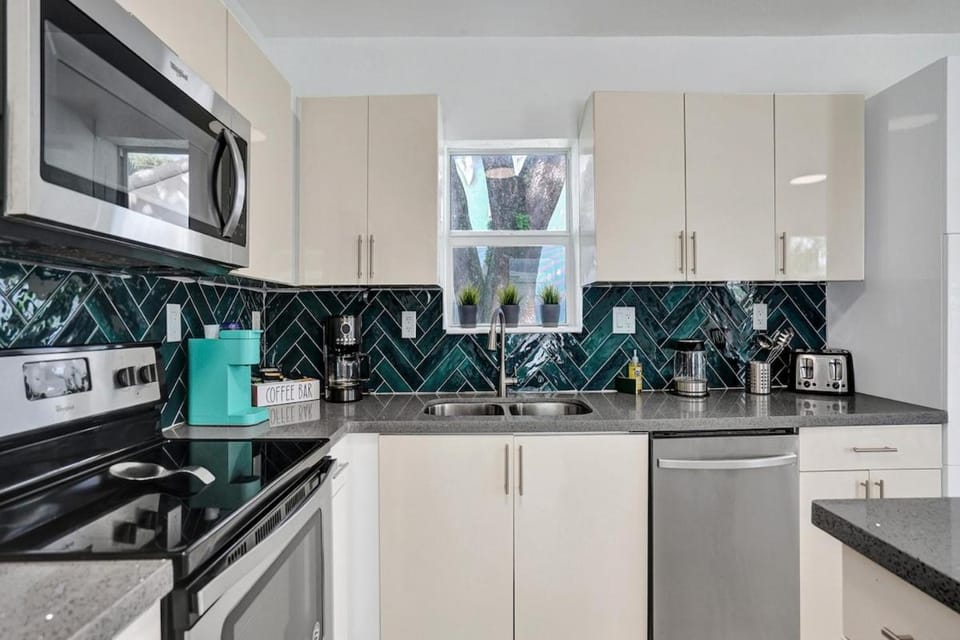 Palm Breeze Retreat Villa in Hollywood