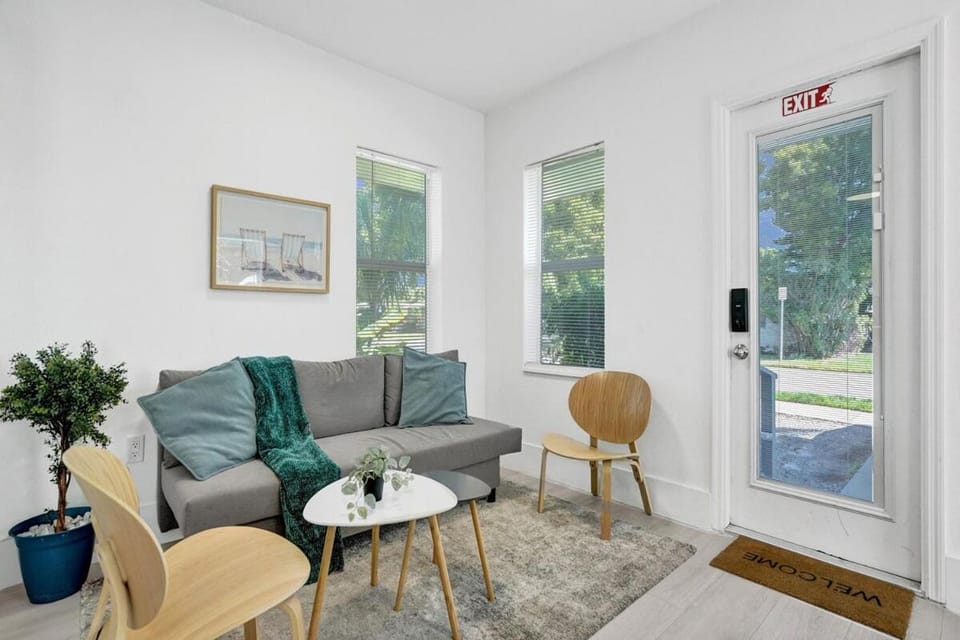 Palm Breeze Retreat Villa in Hollywood