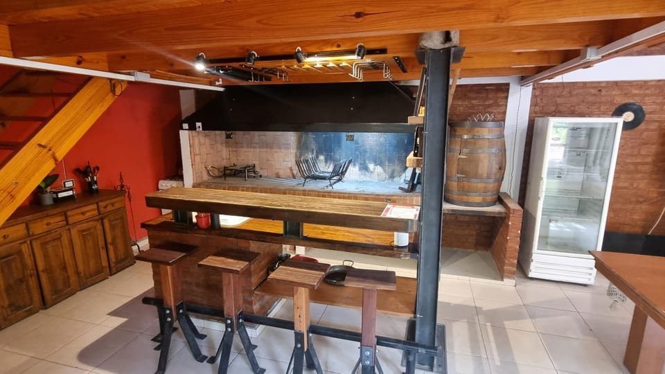 Kitchen or kitchenette, minibar