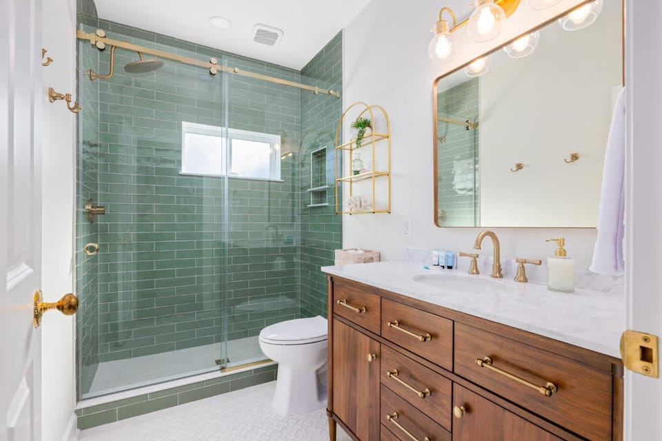 Hot tub & Parking - 3 Blocks to King House in Charleston