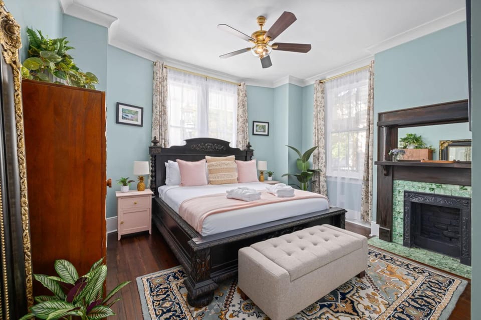 Hot tub & Parking - 3 Blocks to King House in Charleston