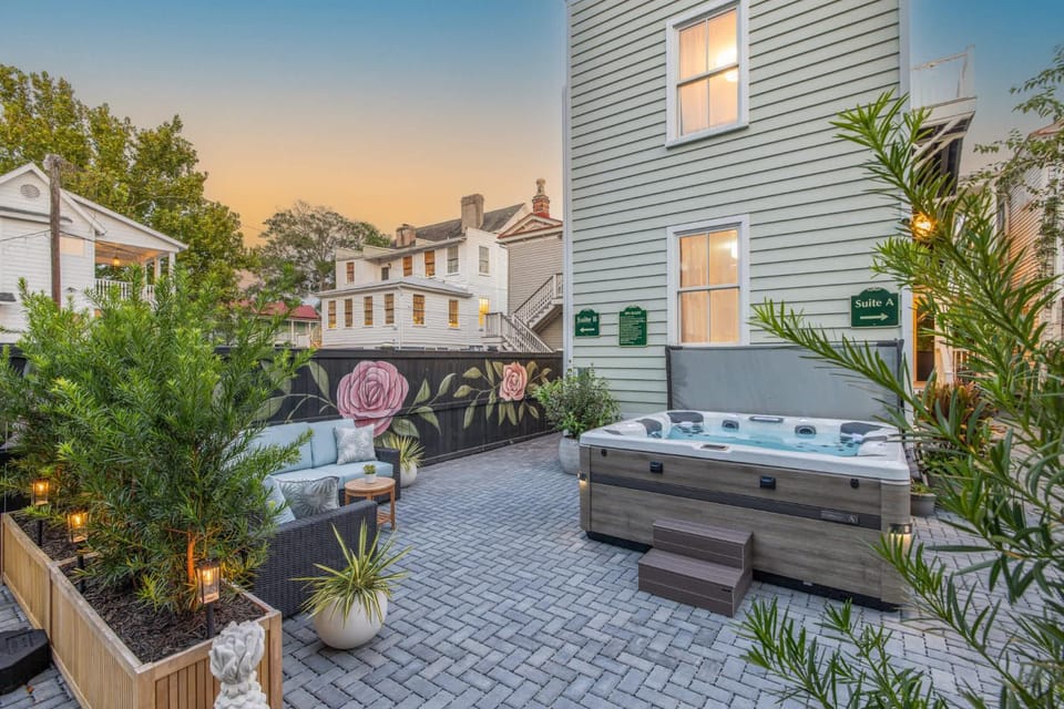 Rooftop & Hot Tub & Parking - 3 Blocks to King House in Charleston