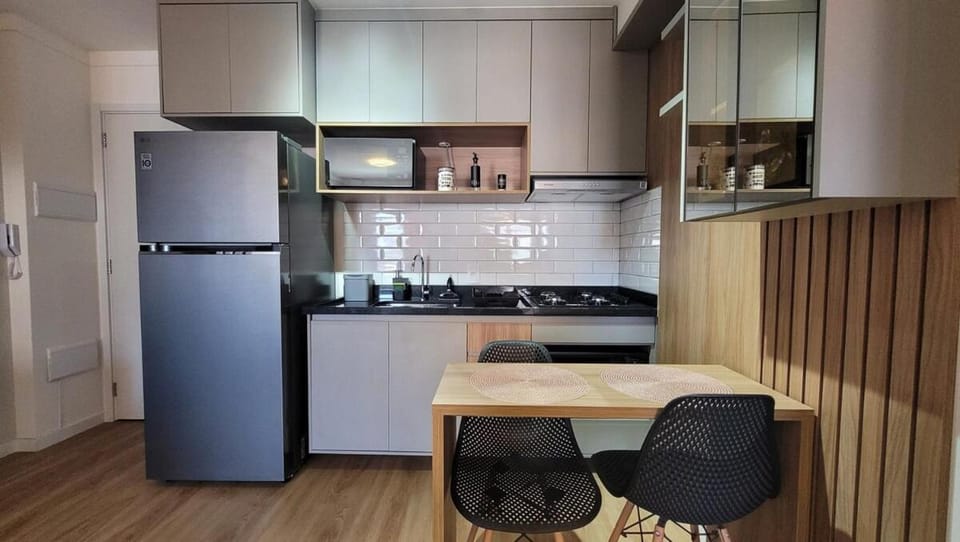 Coffee/tea facilities, Kitchen or kitchenette, Dining area, oven, stove, toaster