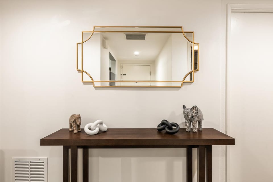 Spacious 2 Bedroom Condo in DTLA, Large Private Patio, Pets Welcomed Apartment in Los Angeles