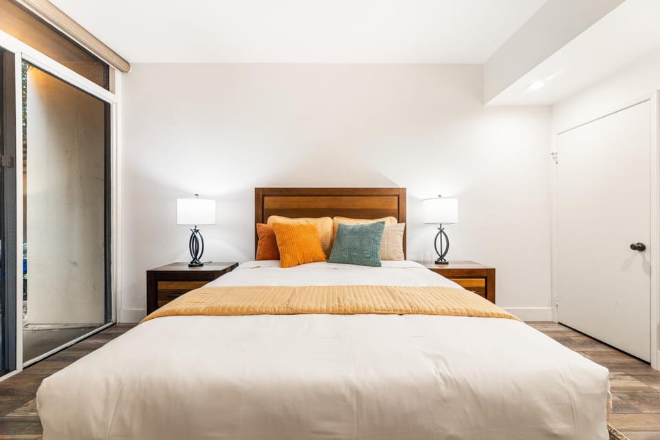 Spacious 2 Bedroom Condo in DTLA, Large Private Patio, Pets Welcomed Apartment in Los Angeles