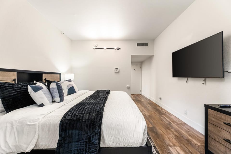 Spacious 2 Bedroom Condo in DTLA, Large Private Patio, Pets Welcomed Apartment in Los Angeles