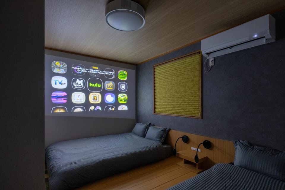 Bed, TV and multimedia, Bedroom