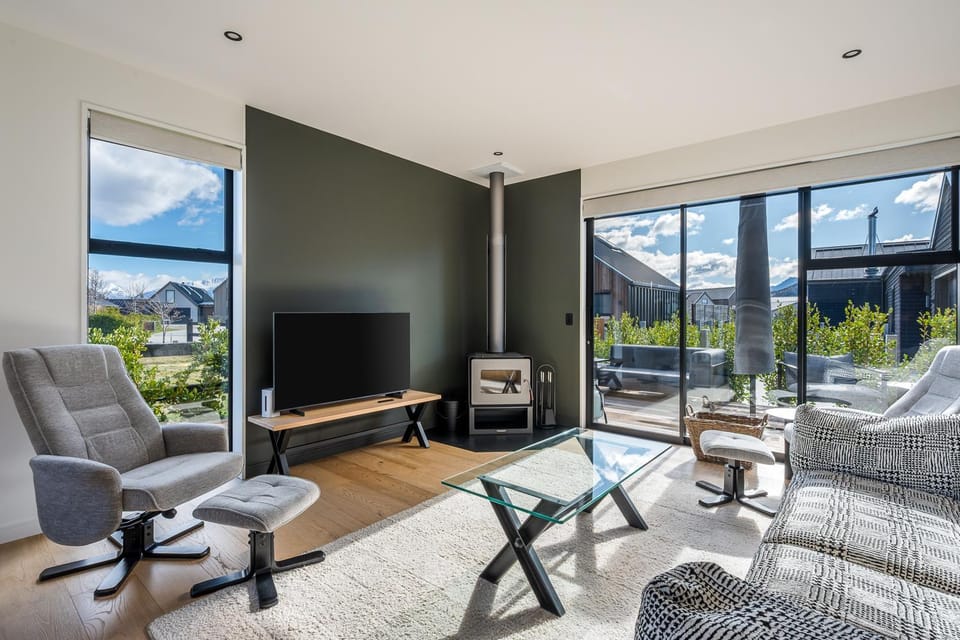 Communal lounge/ TV room, Natural landscape, TV and multimedia, Living room, Seating area, Evening entertainment, Mountain view