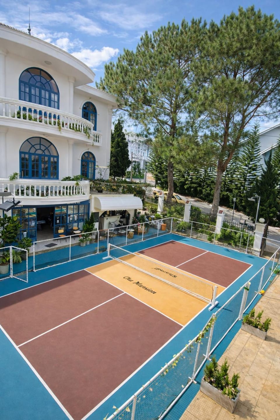 Chu Mansion - Chill & Grill and Pickeball Hotel in Dalat