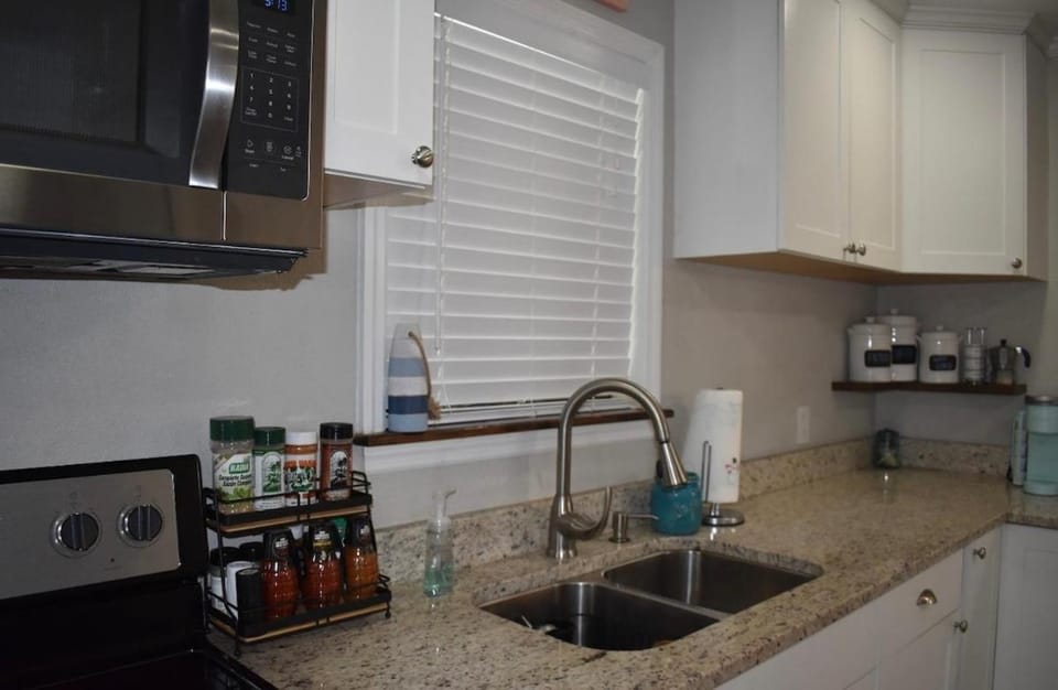Coffee/tea facilities, Kitchen or kitchenette, pet friendly, stove