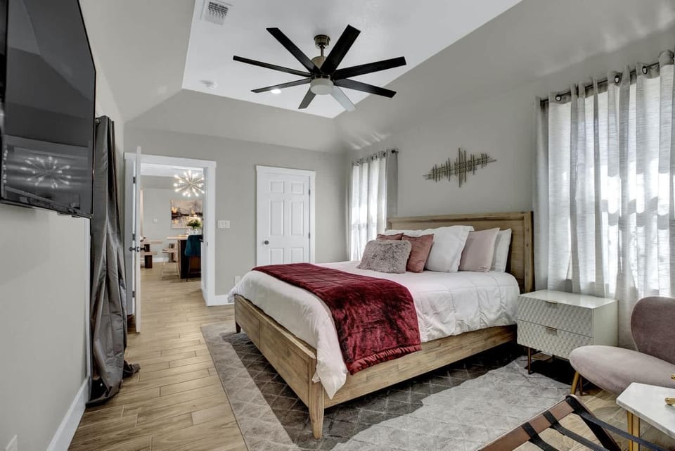 Chateau De Callis - Hot Tub & 1 Block to Main St House in Fredericksburg