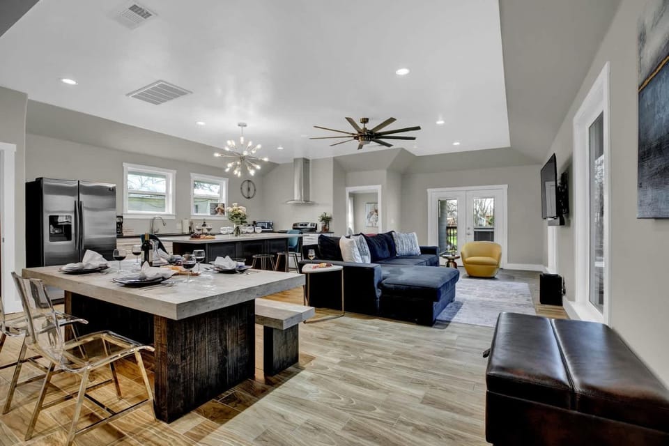Chateau De Callis - Hot Tub & 1 Block to Main St House in Fredericksburg