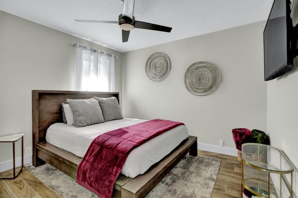 Chateau De Callis - Hot Tub & 1 Block to Main St House in Fredericksburg