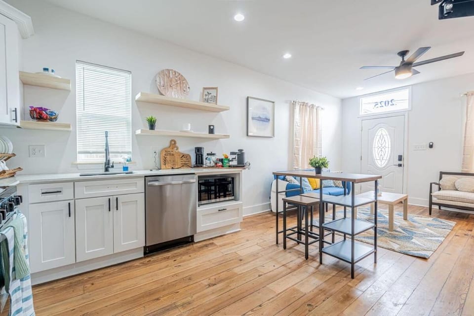 Kitchen or kitchenette, Dining area, dishwasher, oven, stove