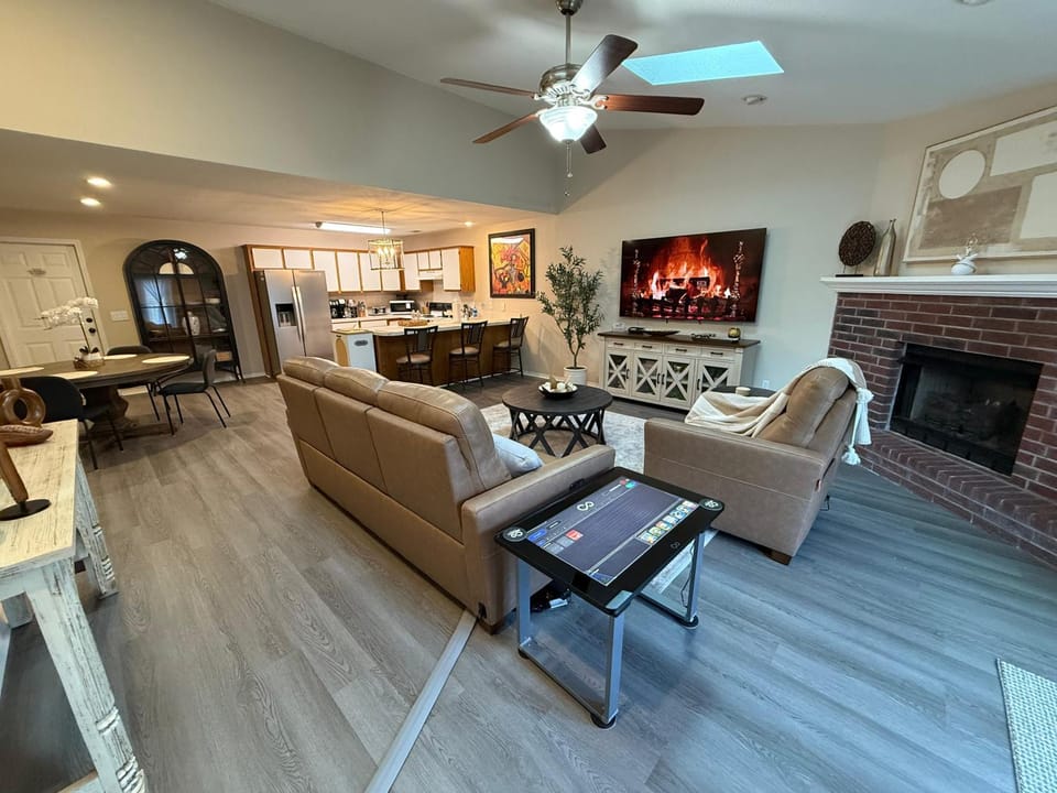 TV and multimedia, Living room, Seating area, fireplace