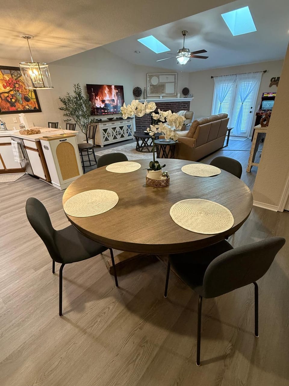 Kitchen or kitchenette, Dining area