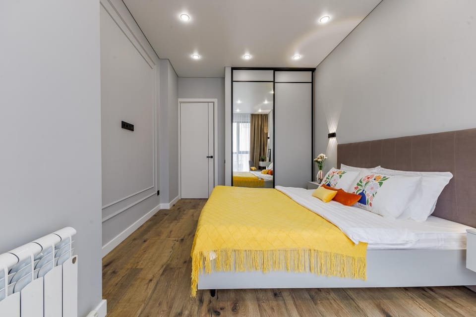 Bed, Living room, Photo of the whole room, Bedroom, internet, wardrobe