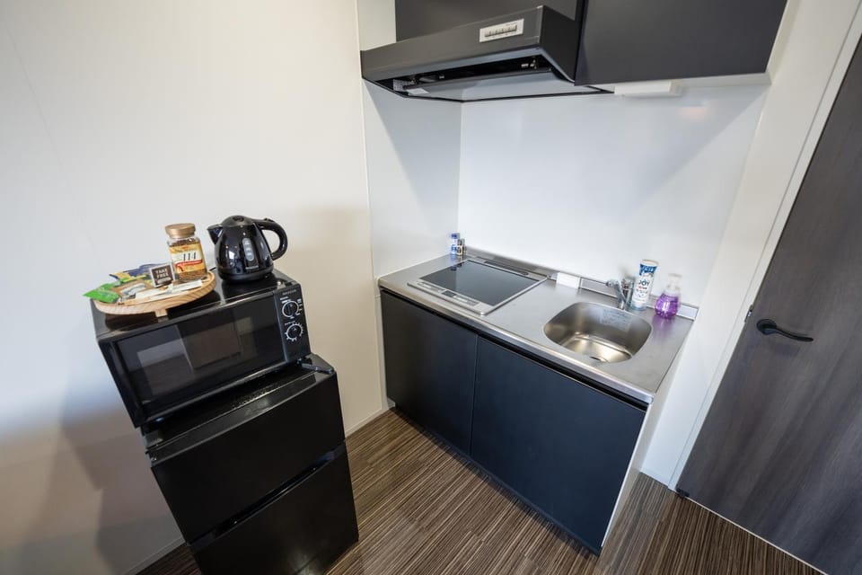 Coffee/tea facilities, Kitchen or kitchenette, stove