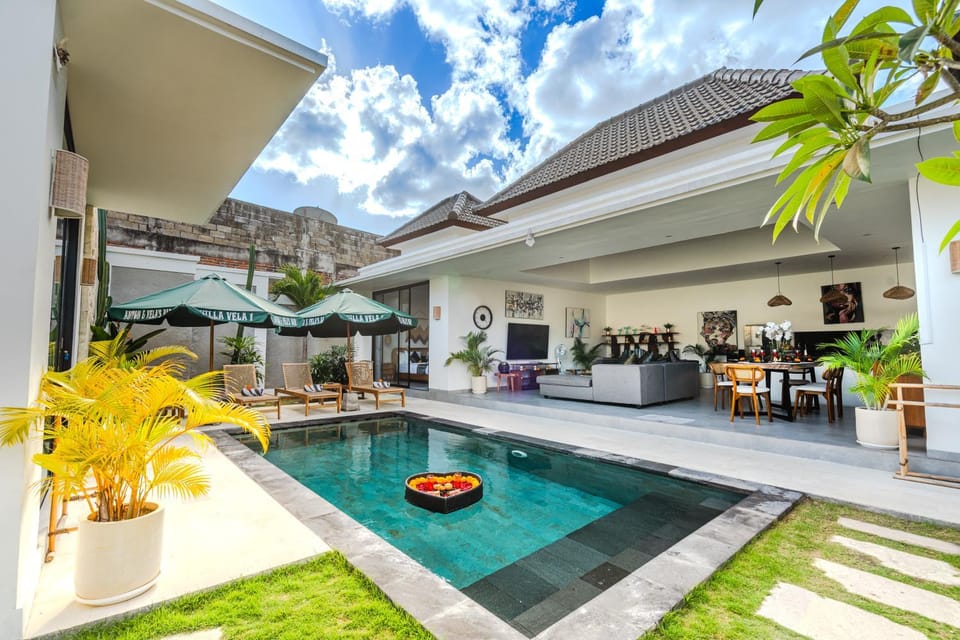 Spring, Off site, Day, TV and multimedia, Living room, Swimming pool, sunbed, towels
