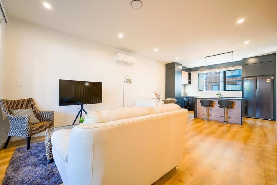 4 Bedrooms Modern Coastal Retreat Near Devonport House in Auckland