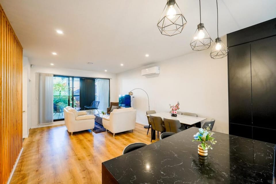 4 Bedrooms Modern Coastal Retreat Near Devonport House in Auckland