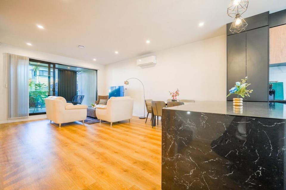 4 Bedrooms Modern Coastal Retreat Near Devonport House in Auckland
