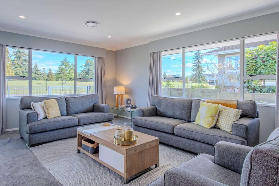 Fairway Views - Golf Course location with Spa Pool House in Rotorua