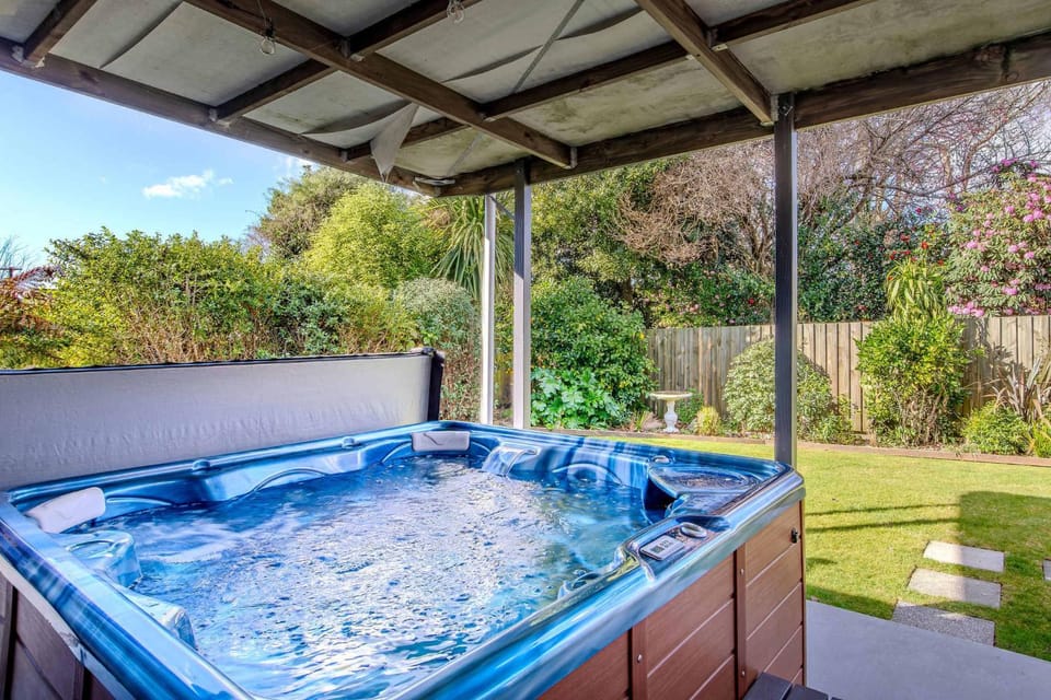 Fairway Views - Golf Course location with Spa Pool House in Rotorua
